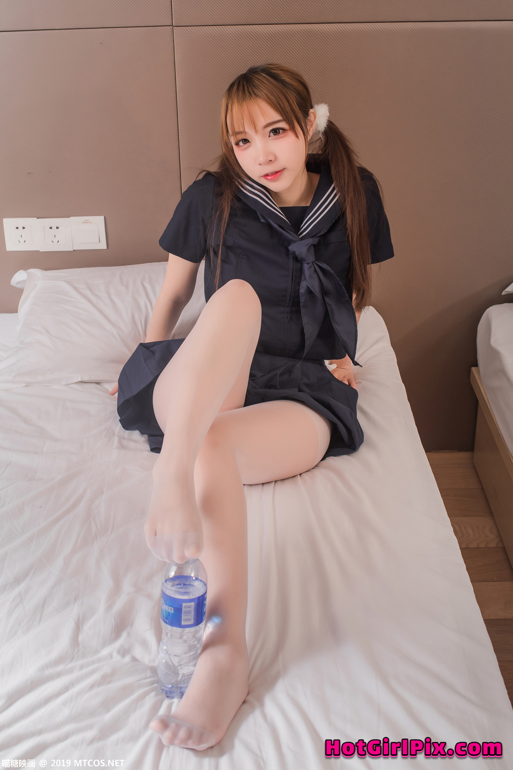 [MTCos] 喵糖映画 Vol.042: 二佐Nisa 制服黑三本 (41 images)