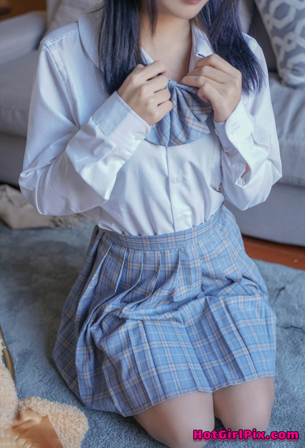 [MTCos] 喵糖映画 Vol.047: 裸腿制服裙 (44 images)