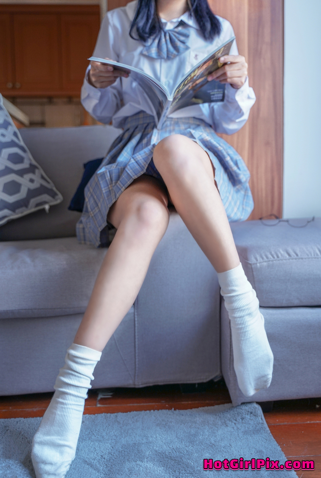 [MTCos] 喵糖映画 Vol.047: 裸腿制服裙 (44 images)