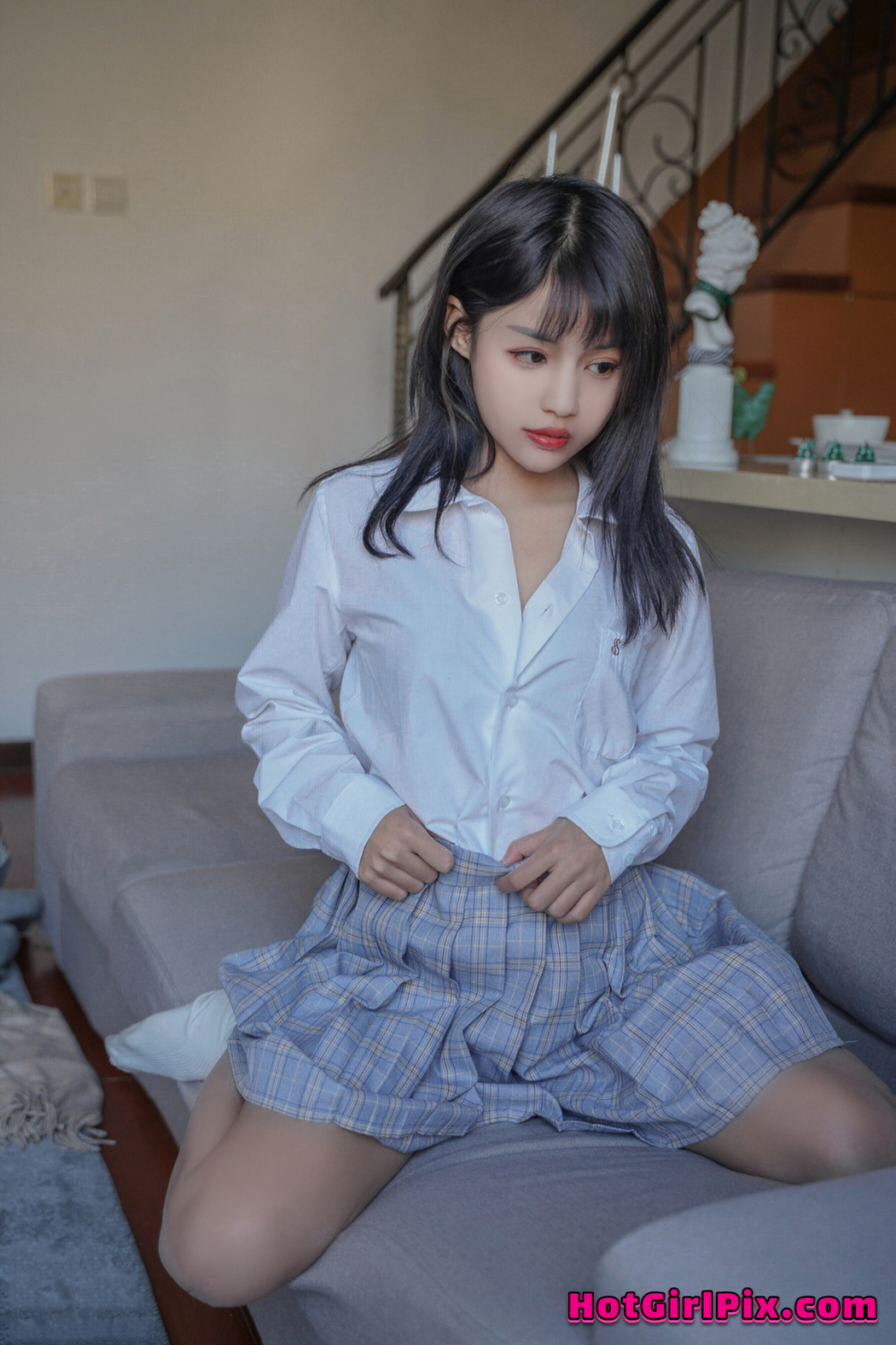 [MTCos] 喵糖映画 Vol.047: 裸腿制服裙 (44 images)