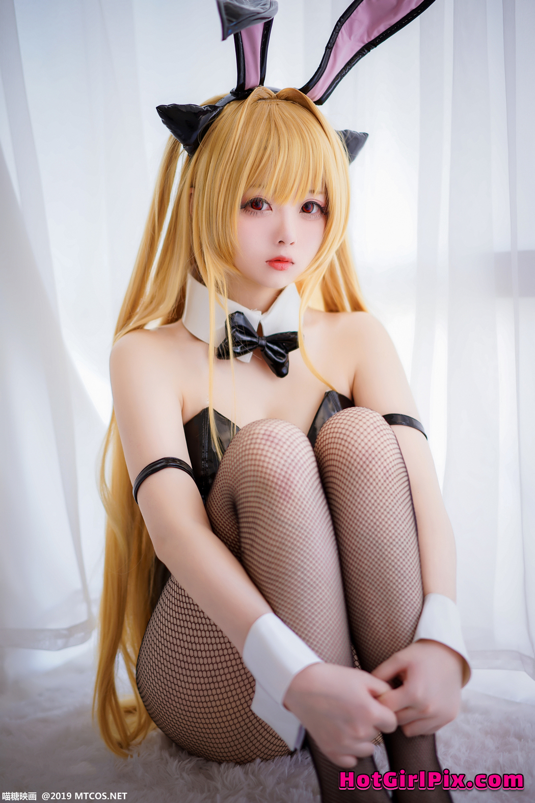 [MTCos] 喵糖映画 Vol.044: 嶋葵 网袜兔女郎 (40 images)