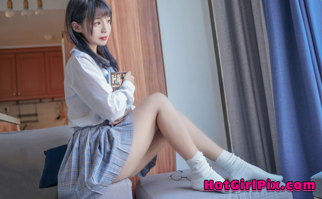 [MTCos] 喵糖映画 Vol.047: 裸腿制服裙 (44 images)