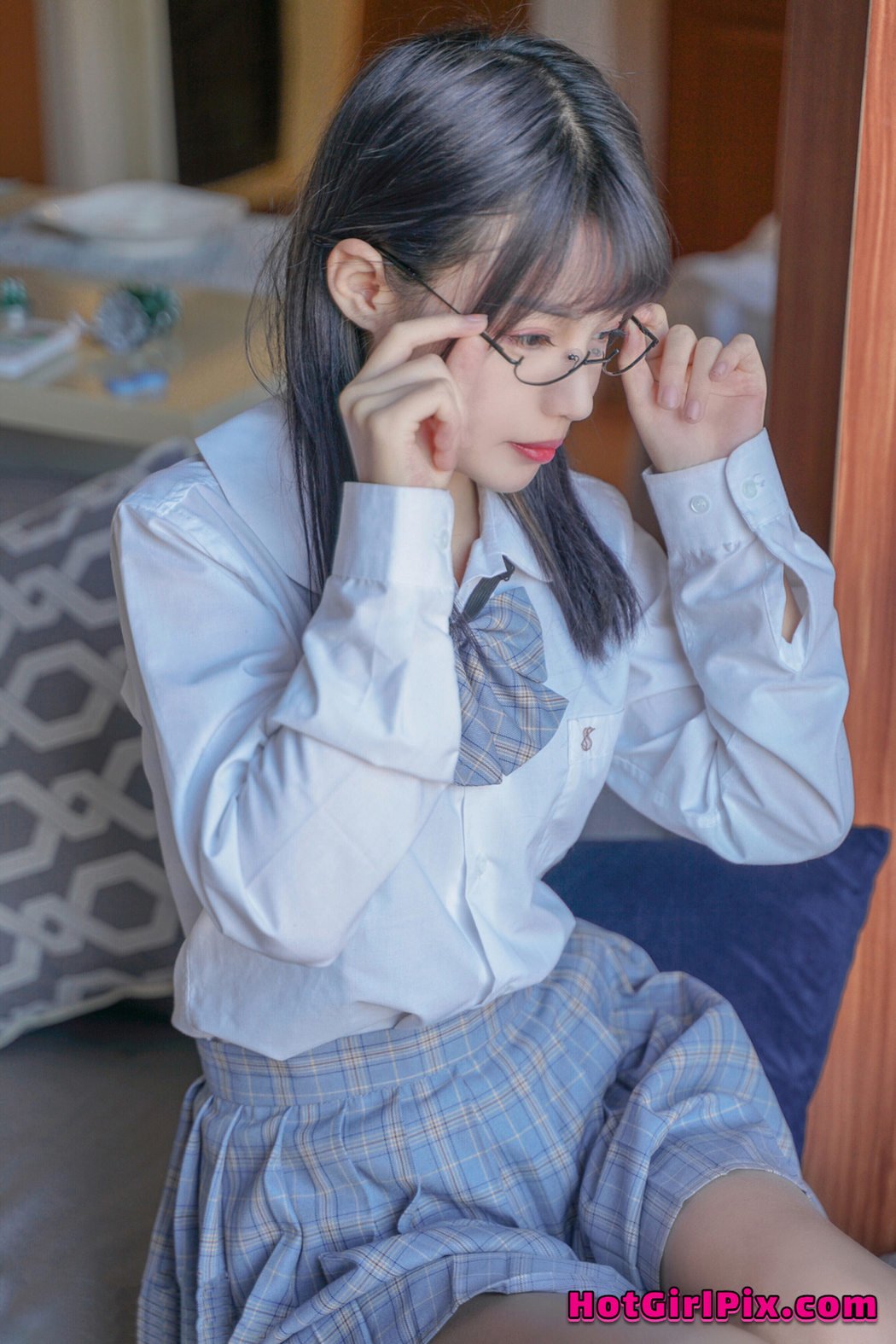 [MTCos] 喵糖映画 Vol.047: 裸腿制服裙 (44 images)