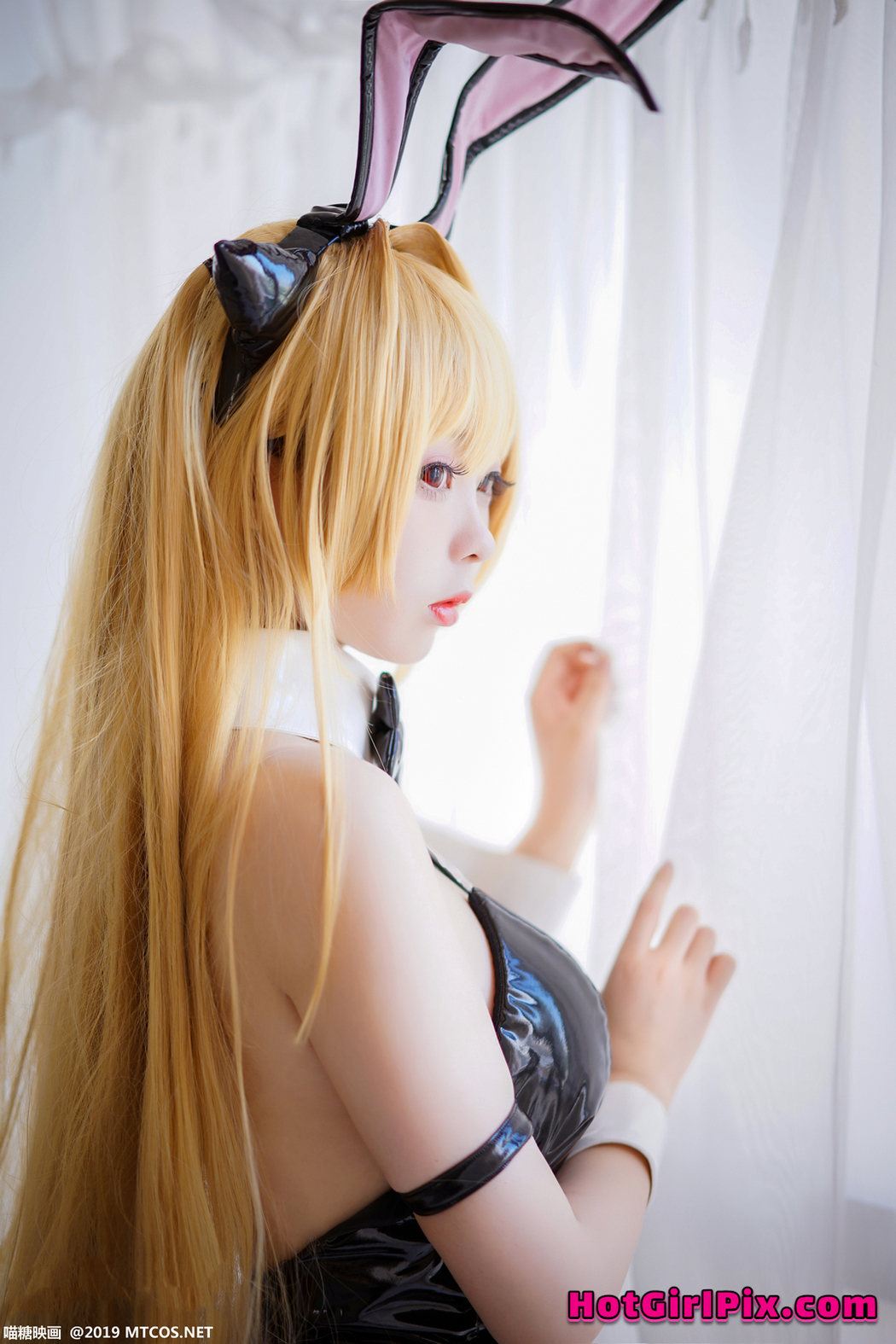 [MTCos] 喵糖映画 Vol.044: 嶋葵 网袜兔女郎 (40 images)