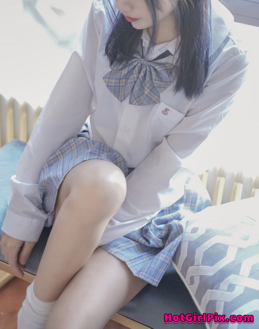 [MTCos] 喵糖映画 Vol.047: 裸腿制服裙 (44 images)