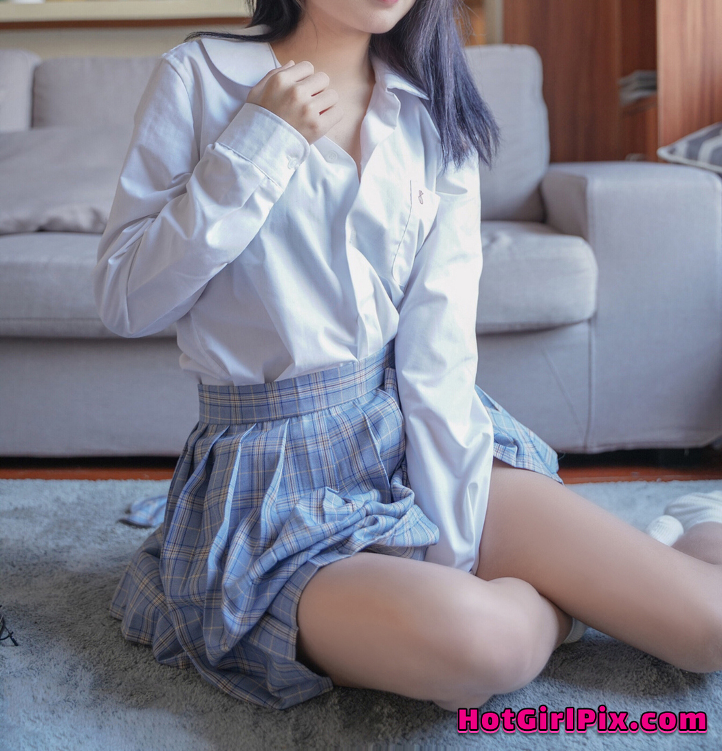 [MTCos] 喵糖映画 Vol.047: 裸腿制服裙 (44 images)