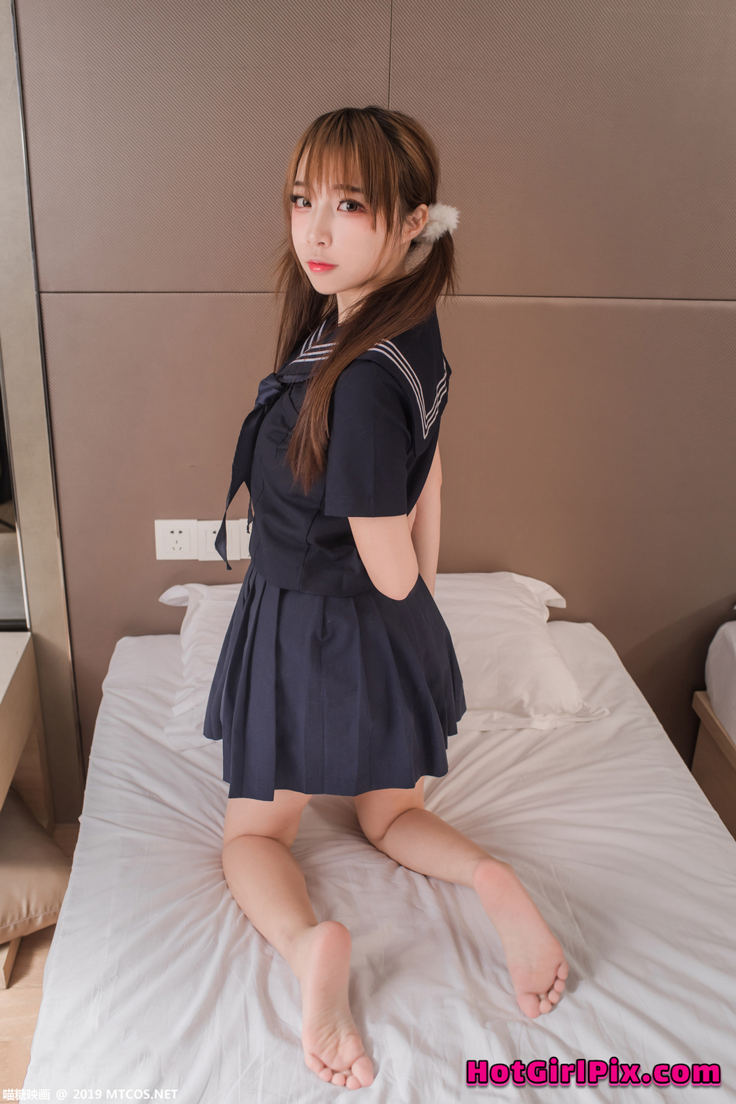 [MTCos] 喵糖映画 Vol.042: 二佐Nisa 制服黑三本 (41 images)