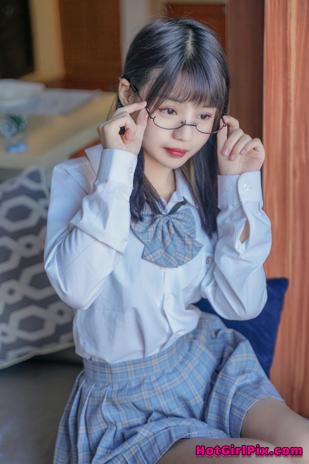 [MTCos] 喵糖映画 Vol.047: 裸腿制服裙 (44 images)