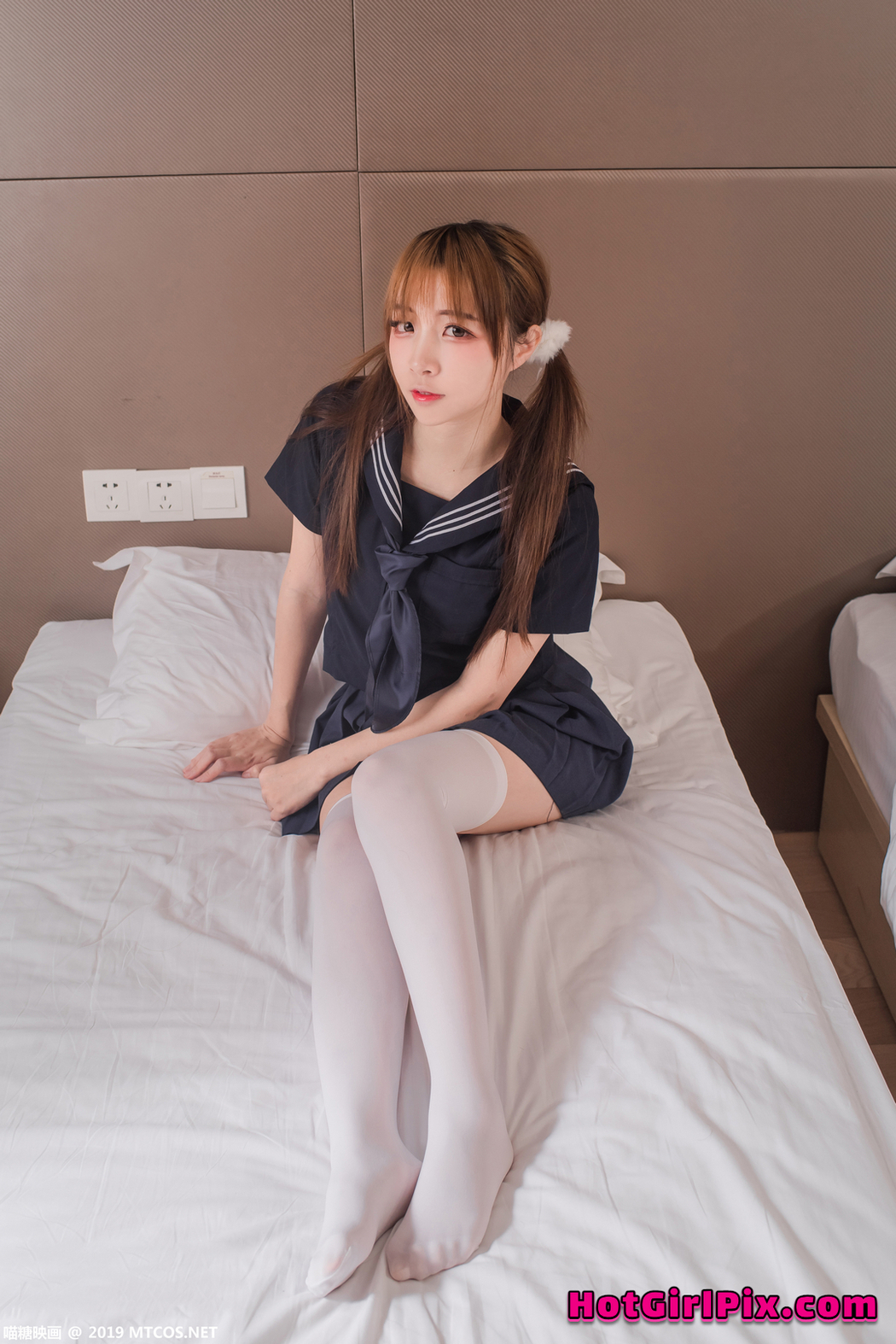 [MTCos] 喵糖映画 Vol.042: 二佐Nisa 制服黑三本 (41 images)