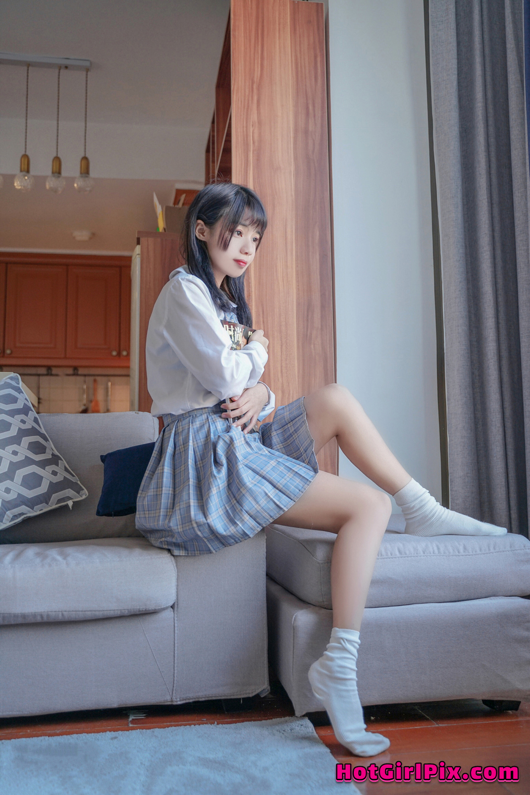 [MTCos] 喵糖映画 Vol.047: 裸腿制服裙 (44 images)