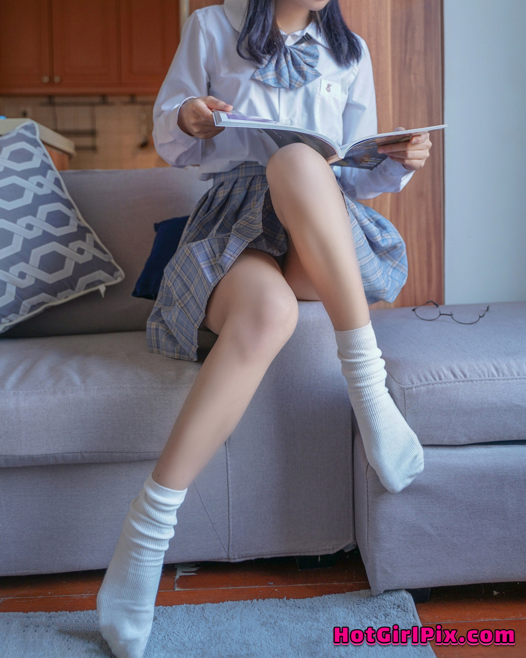 [MTCos] 喵糖映画 Vol.047: 裸腿制服裙 (44 images)