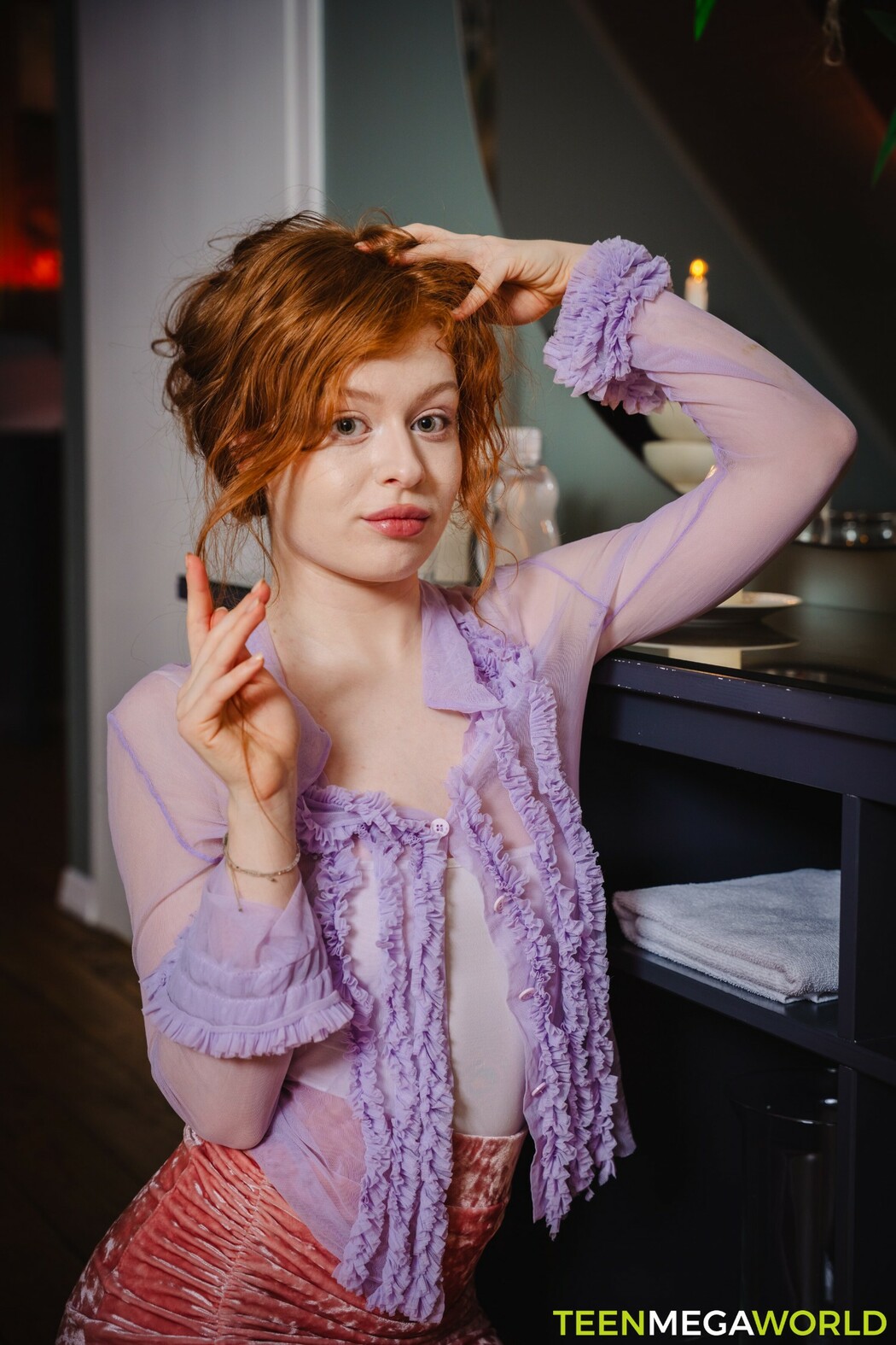 Reina Flore Enjoys Sensual Massage In Cozy Salon With Passionate Pussy Licking